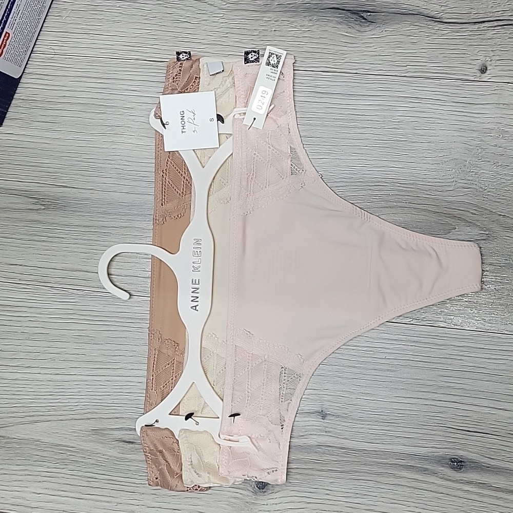 ANNE KLEIN THONGS.